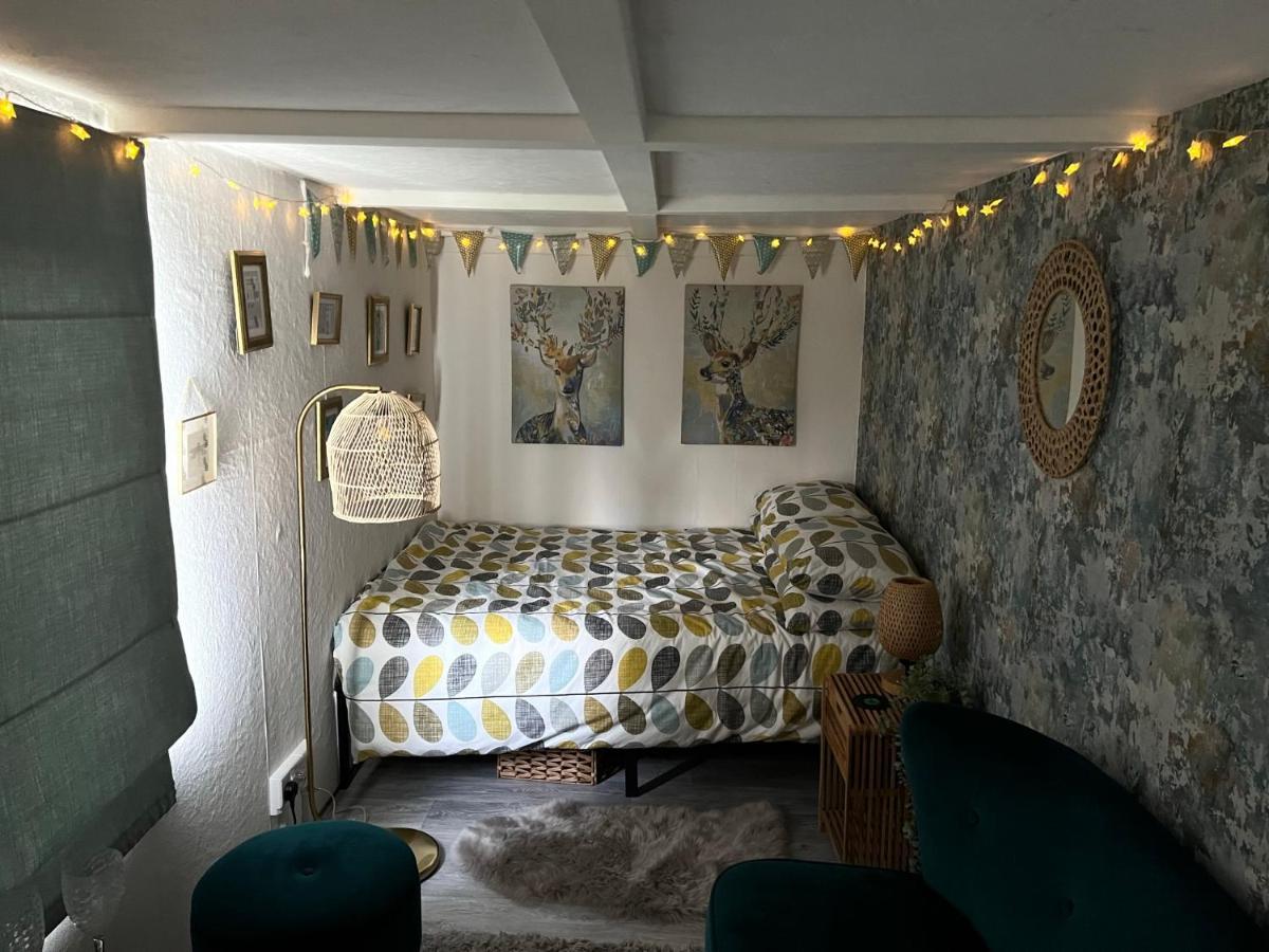 Bothy Hut Hotel Тринг Екстериор снимка