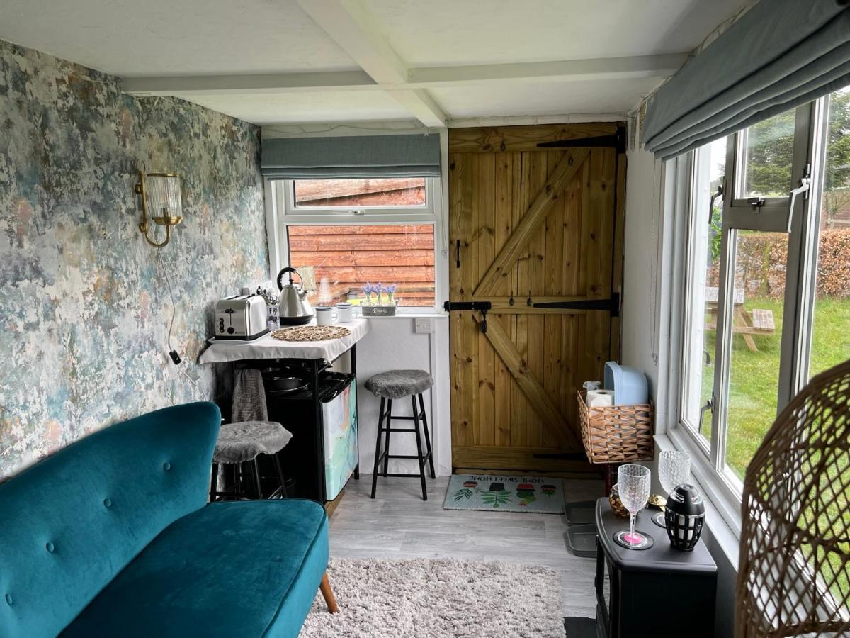 Bothy Hut Hotel Тринг Екстериор снимка