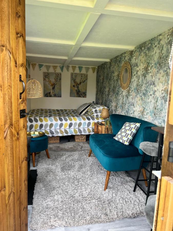 Bothy Hut Hotel Тринг Екстериор снимка