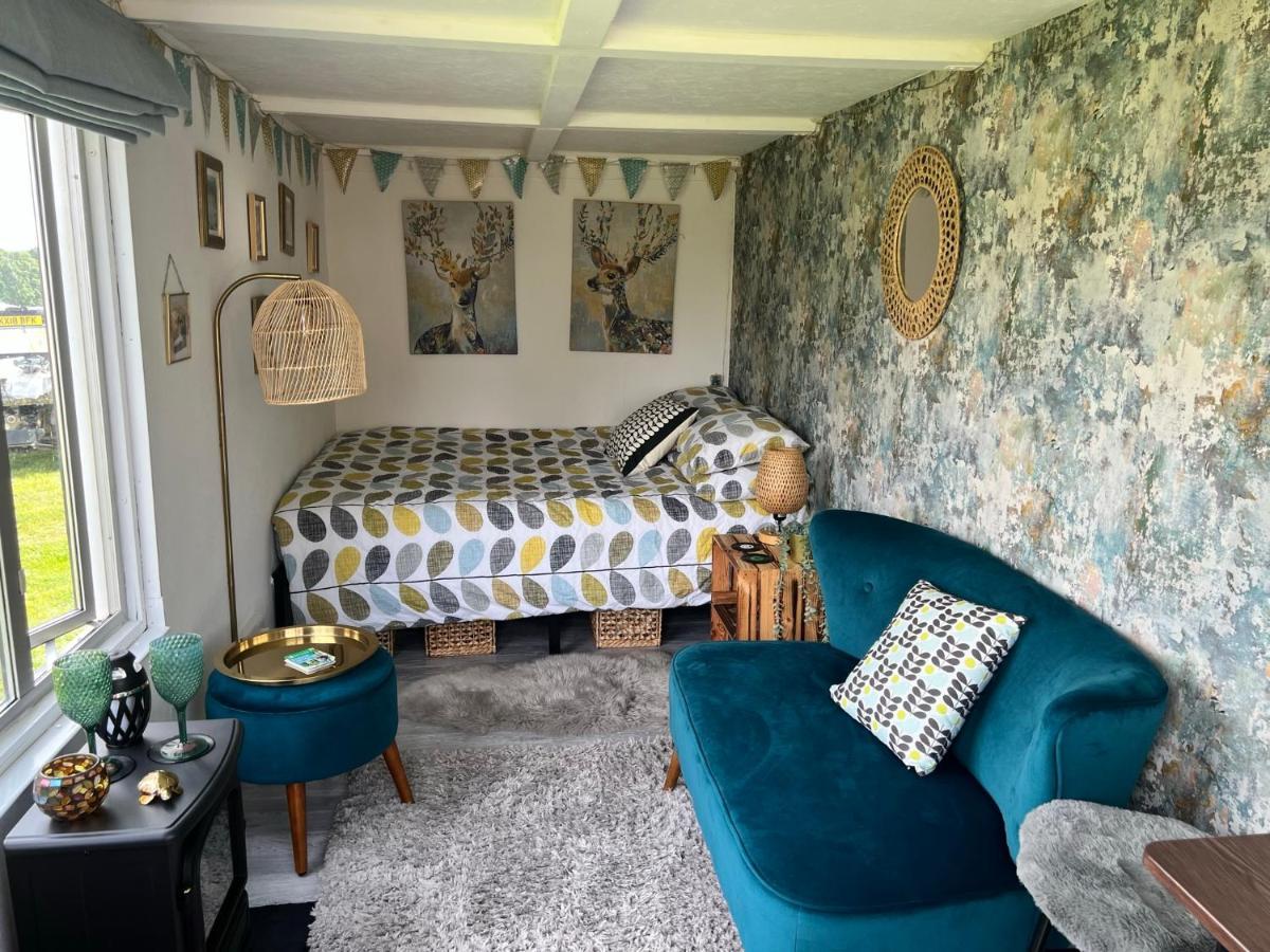 Bothy Hut Hotel Тринг Екстериор снимка