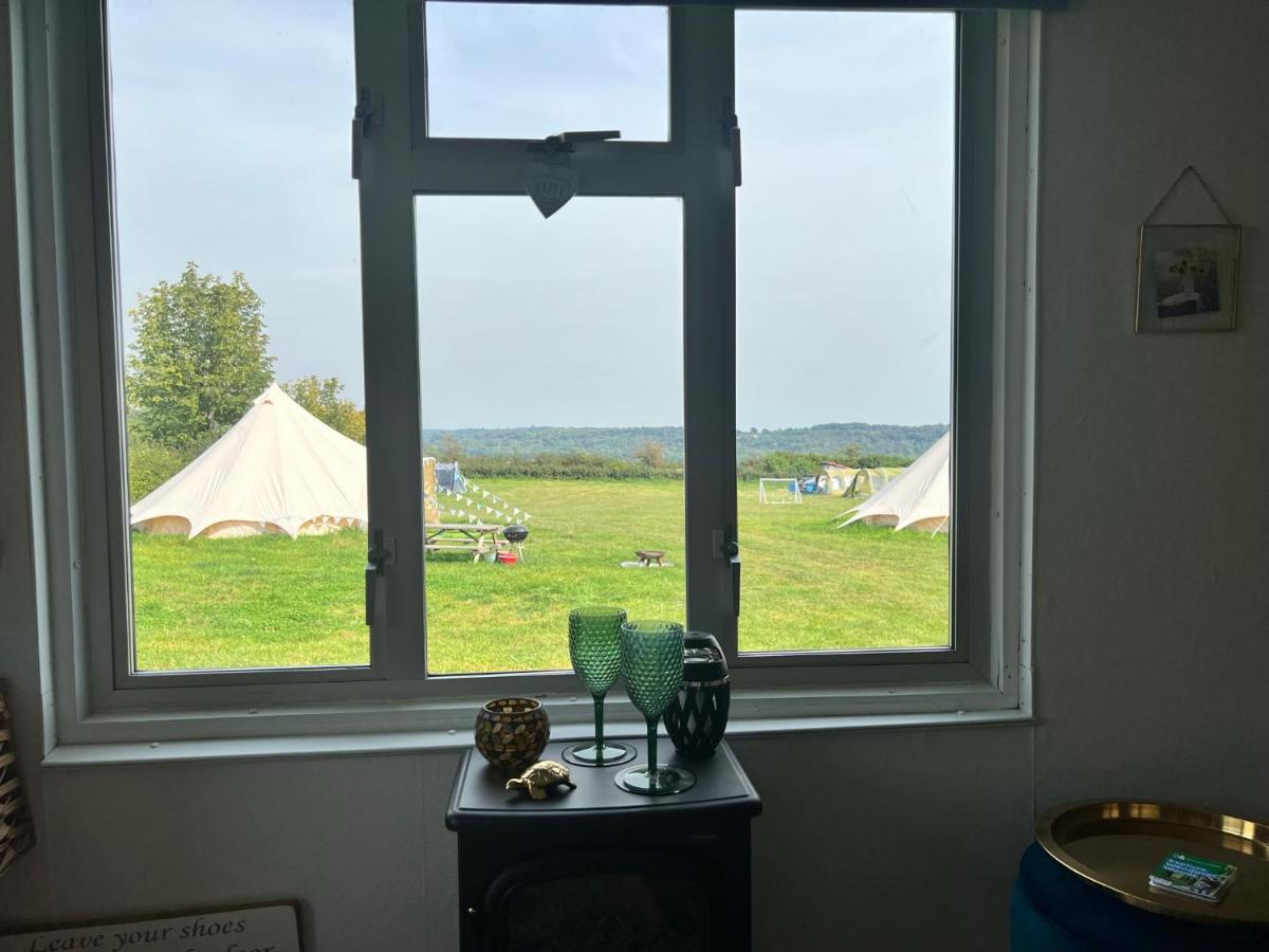 Bothy Hut Hotel Тринг Екстериор снимка
